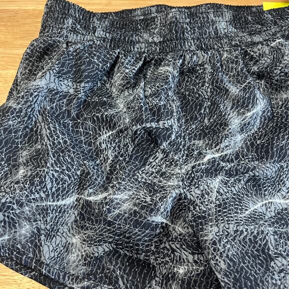 All in Motion Shibori Mid-Rise Charcoal Gray Run Shorts - Size Small - NWT - Picture 2 of 9